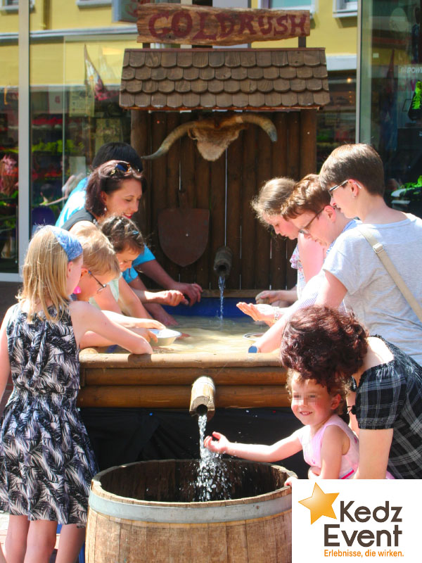 An der nostalgischen Goldwasch - Anlage werden von Kindern und Erwachsenen mithilfe von Waschpfannen Gold-Nuggets und andere Schätze im Wasser gesucht.